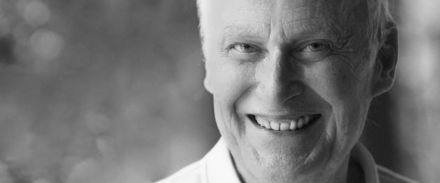 Bert Hellinger, em preto e branco, sorrindo